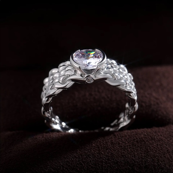 New Styles925 Silver Twist Round Cut Sapphire Ring - Picture 3 of 9